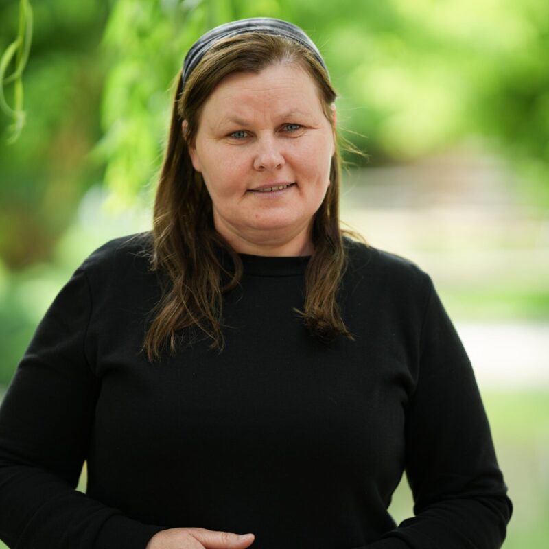Susține pe Lilia Petrov
